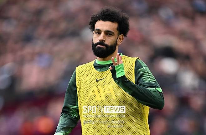 ▲ 모하메드 살라가 영국 런던 스타디움에서 웨스트햄과 2023-24시즌 프리미어리그 35라운드에서 후반전 교체로 투입되던 중 터치라인에서 위르겐 클롭 감독과 충돌했다. 서로 언성을 높이며 다퉜는데 경기 후 현지 취재진이 살라에게 어떤 일이 있었냐고 묻자 내가 입을 열면 난리가 날 것이라고 말했다. 클롭 감독에게도 관련 질문이 있었다. 클롭 감독에게 살라와 언쟁을 묻자 공개할 수 없다. 라커룸에서 문제는 라커룸에서 끝냈다. 살라와 문제에 대해 이야기했고 그걸로 마무리됐다라며 선을 그었다. 이 행동으로 말미암아 살라의 인성 폭로가 이어지고 있다.