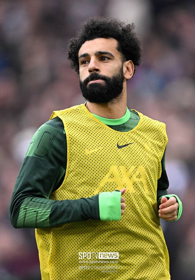 ▲ 모하메드 살라가 영국 런던 스타디움에서 웨스트햄과 2023-24시즌 프리미어리그 35라운드에서 후반전 교체로 투입되던 중 터치라인에서 위르겐 클롭 감독과 충돌했다. 서로 언성을 높이며 다퉜는데 경기 후 현지 취재진이 살라에게 어떤 일이 있었냐고 묻자 내가 입을 열면 난리가 날 것이라고 말했다. 클롭 감독에게도 관련 질문이 있었다. 클롭 감독에게 살라와 언쟁을 묻자 공개할 수 없다. 라커룸에서 문제는 라커룸에서 끝냈다. 살라와 문제에 대해 이야기했고 그걸로 마무리됐다라며 선을 그었다. 이 행동으로 말미암아 살라의 인성 폭로가 이어지고 있다.