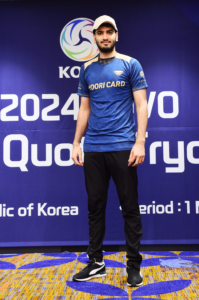 이란 아웃사이드 히터 알리 하그파라스트가 3일 KOVO 남자부 아시아쿼터 트라이아웃에서 전체 1순위로 서울 우리카드 지명을 받은 뒤 유니폼을 입고 기념촬영을 하고 있다. /사진=KOVO 제공