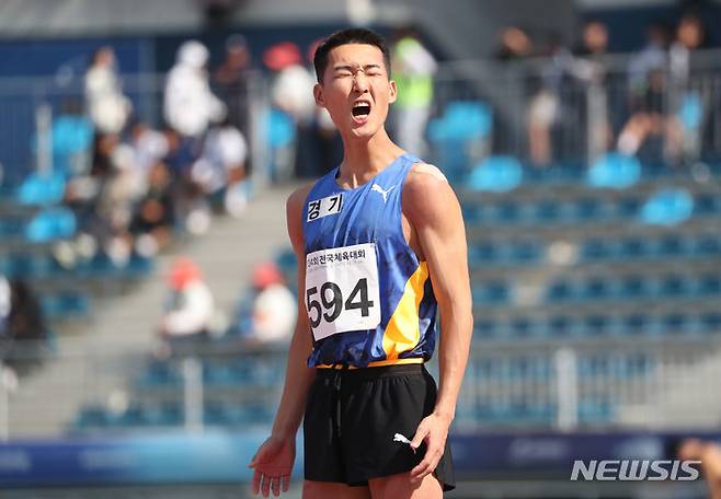 우상혁이 지난해 10월 18일 전남 목포시 목포종합운동장에서 열린 제104회 전국체육대회 남자 높이뛰기 결선에서 한국신기록 2.37m 시도에 앞서 기합을 넣고 있다. /사진=뉴시스