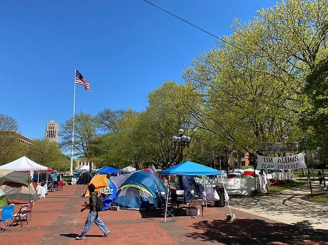 미 미시간대 친팔레스타인 텐트 시위 (앤아버[美미시간주]=연합뉴스) 김경희 특파원 = 미국 미시간주의 미시간대학교 내에서 학생들이 이스라엘 지원을 규탄하는 시위를 벌이고 있다. 2024.5.2 kyunghee@yna.co.kr