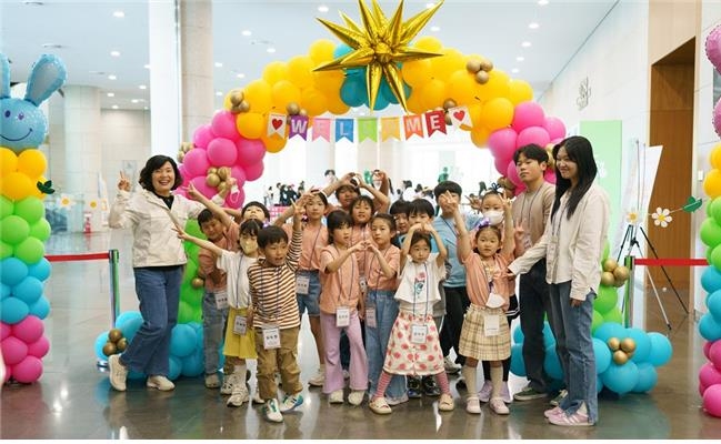 3일 경남 진주 LH 본사에서 열린 'LH에서 행복을 만나다!' 문화 행사에 참여한 어린이들이 기념사진을 촬영하고 있다. [LH 제공. 재판매 및 DB 금지]