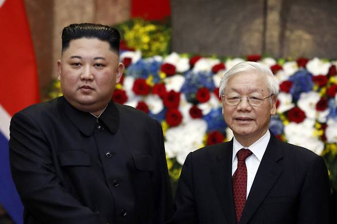 2019년 김정은(왼쪽) 북한 국무위원장과 만난 응우옌 푸 쫑 베트남공산당 서기장.(사진=AFP)