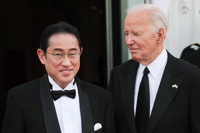 조 바이든 미국 대통령(오른쪽)이 10일(현지시간) 워싱턴 DC 백악관에서 열린 국빈 만찬의 주빈인 기시다 후미오 일본 총리를 환영하고 있다. (사진=연합뉴스)