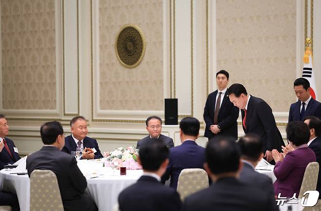 윤석열 대통령이 24일 청와대 영빈관에서 열린 국민의힘 국회의원 격려 오찬에서 참석자들에게 인사하고 있다. (대통령실 제공) 2024.4.24/뉴스1 ⓒ News1 오대일 기자