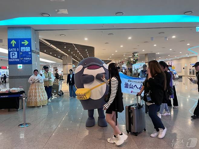 3일 부산항을 상징하는 캐릭터 해범이가 부산항으로 입국하는 일본 여행객에게 인사하고 있다.(BPA 제공)