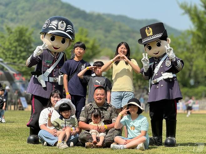 4일 인천시 부평구 육군17사단에서 어린이날을 맞아 열린 부대개방행사에서 이태한 소령(진) 부부와 6남매가 기념촬영을 하고 있다.2024.5.4 ⓒ News1 박소영 기자