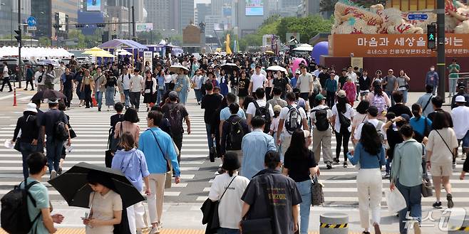 어린이날 연휴 첫날인 4일 서울 광화문광장에서 시민들이 나들이를 하며 즐거운 시간을 보내고 있다. 2024.5.4/뉴스1 ⓒ News1 김명섭 기자