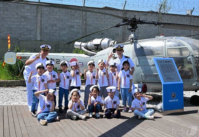4일 해군항공사령부를 방문한 (사)한국해양소년단 경북연맹 소속 어린이들이 항공기 전시공원에서 즐거운 시간을 보내고 있다. (해군항공사령부제공) 2024.5.4/뉴스1