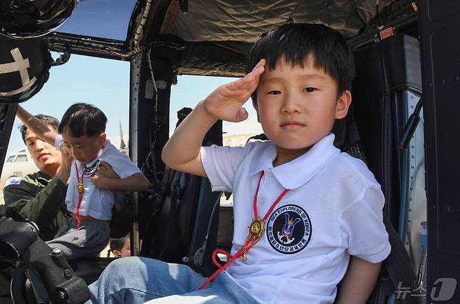 4일 해군항공사령부를 방문한 (사)한국해양소년단 경북연맹 소속 어린이들이 해상작전 헬기에서 즐거운 시간을 보내고 있다. (해군항공사령부제공) 2024.5.4/뉴스1