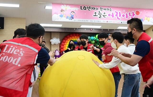LG전자 임직원들이 지난 2일 서울 강동구 암사재활원에서 열린 '오늘은 어린이날' 행사에서 장애 아동·청소년들과 함께 작은 운동회에 참여하고 있다. /LG전자