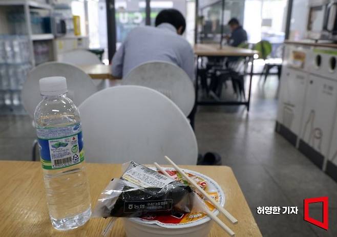 서울의 한 편의점에서 혼자 점심을 먹는 사람들. [사진=허영한 기자]