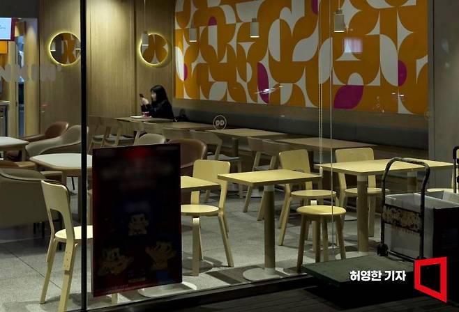 밤 늦은 시각 서울의 한 카페에서 한 청년이 혼자 앉아 있다. [사진=허영한 기자]