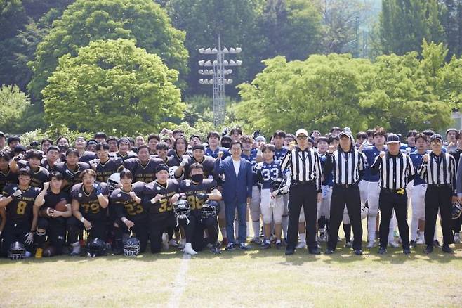 김동연 경기도지사가 4일 개막한 '제1회 경기도지사배 대학미식축구 춘계선수권대회' 개막식에 참석해 선수들과 함께 기념사진을 찍고 있다.