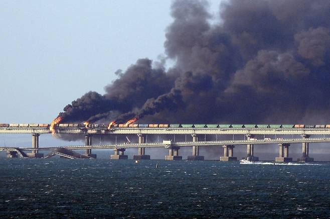 2022년 10월 러시아 크림반도 케르치해협 대교(크림대교)가 불타고 있는 모습./AFP 연합뉴스