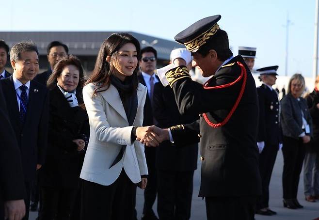 윤석열 대통령의 부인 김건희 여사가 공군 1호기 탑승에 앞서 환송인사와 악수하고 있다(자료사진). ⓒ뉴시스