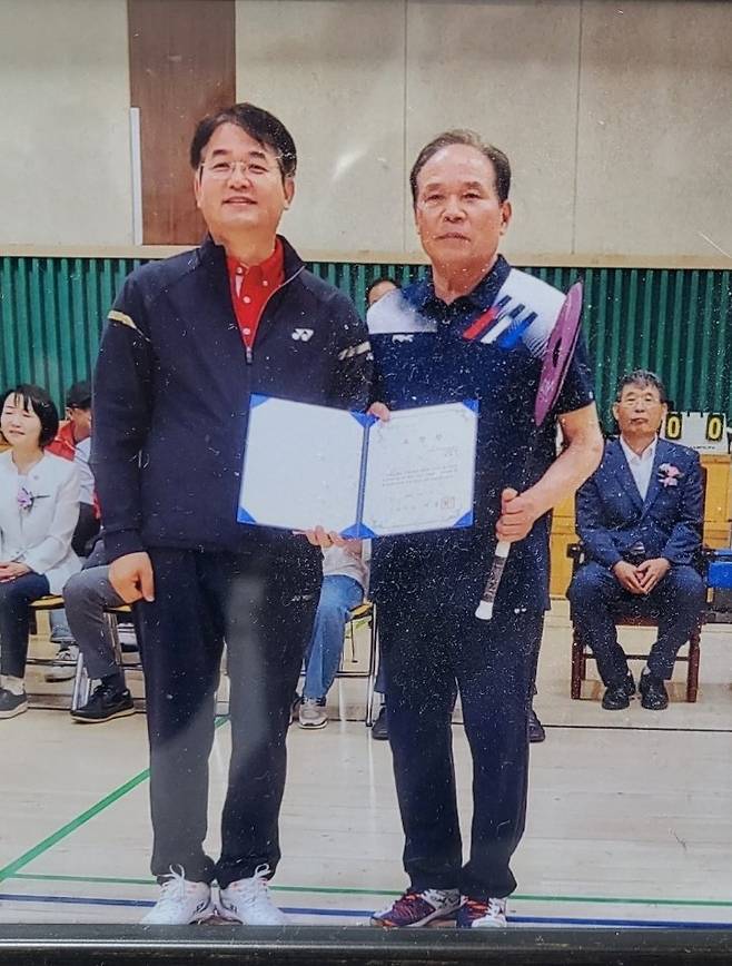 박청호 고문(오른쪽)이 한 배드민턴 대회에서 입상한 뒤 포즈를 취했다. 박청호 고문 제공.