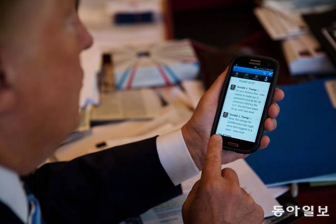 스마트폰을 보고 있는 도널드 트럼프 대통령. 백악관 홈페이지