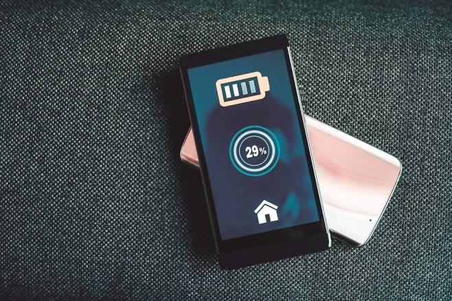 스마트폰 배터리 충전. 게티이미지뱅크 제공