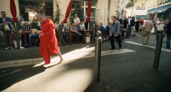 '행자' 연작 중 단편 '서역'은 프랑스 배우 드니 라방(이강생이 맡은 승려 뒤쪽에 서있는 회색 옷의 남성)도 출연했다. 사진 전주국제영화제