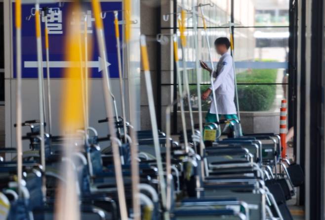 ▲서울 시내 한 대형병원에서 한 의료진이 이동하는 모습 [연합뉴스]