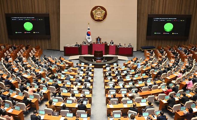 2일 국회에서 열린 본회의에서 '이태원참사 피해자 권리보장과 진상규명 및 재발방지를 위한 특별법안'이 가결되고 있다./강은구 기자