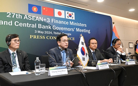 From left: Bank of Korea Gov. Rhee Chang-yong, Korea's Finance Minister Choi Sang-mok, Laotian Minister of Finance Santiphab Phomvihane and Laotian central bank Gov. Bounleua Sinxayvoravong during a press conference held on Friday in Tbilisi, Georgia [MINISTER OF ECONOMY AND FINANCE]