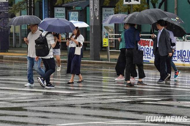 우산을 쓴 시민들이 발걸음을 재촉하고 있다. 사진=임형택 기자 