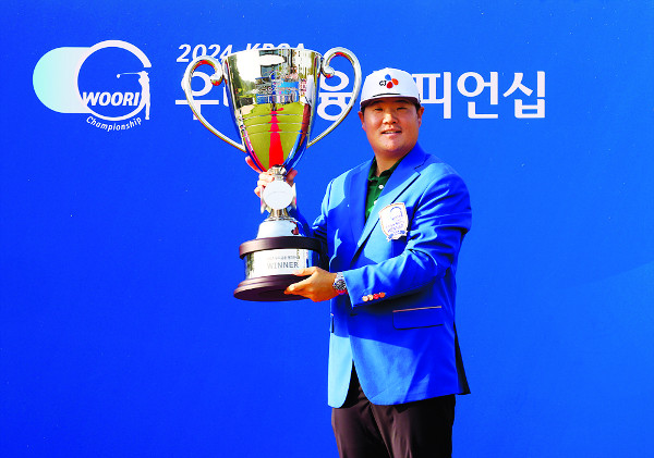 임성재가 이 대회 우승을 차지한 뒤 트로피를 들고 기념촬영을 하는 모습. 연합뉴스