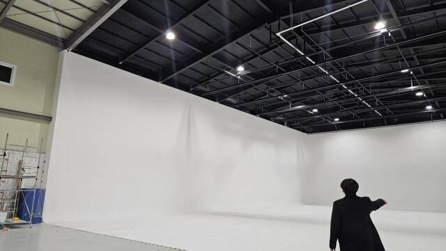 파주시의 한 스튜디오. 건축물대장상에 용도가 공장이나 창고 시설로 돼 있지만 스튜디오로 쓰이고 있는 흔적이 가득하다. 오민주기자