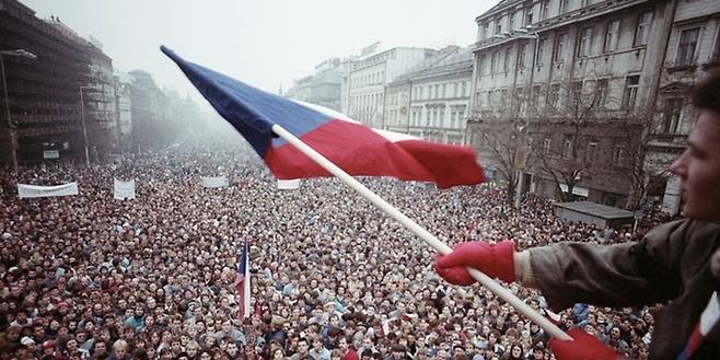 1989년 벨벳 혁명 당시 체코 프라하 바츨라프 광장. 사진=David Turnley/CORBIS