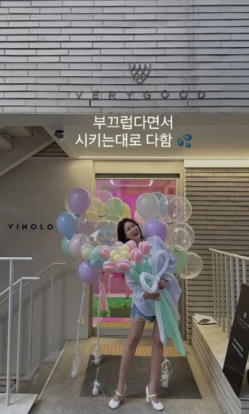 이혜원의 후배들이 그녀의 생일을 축하하기 위해 다양한 이벤트를 펼치는 모습이 담겼다. 사진=이혜원 SNS