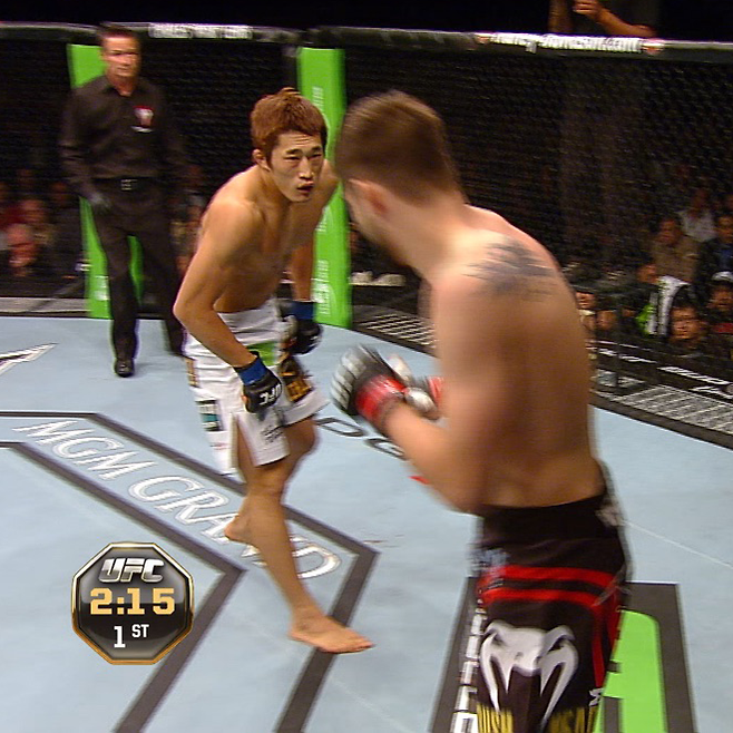 김동현이 2011년 7월 훗날 UFC 웰터급 잠정 챔피언이 되는 카를로스 콘딧을 노려보고 있다. 사진=Apple TV 화면