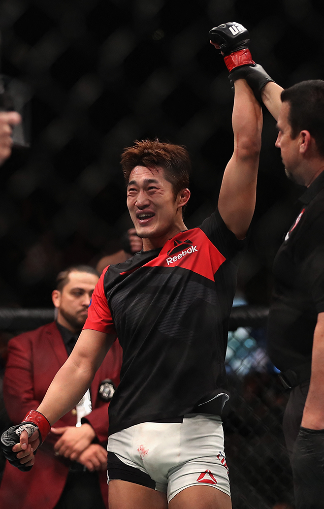 김동현이 2016년 12월 UFC 13승으로 한국인 역대 최다 기록을 자체 경신한 후 기뻐하고 있다. 사진=Getty Images=연합뉴스 제공
