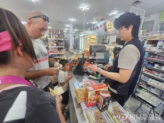 지난 28일 오전 한 미군 가족이 경기 평택시 안정리로데오 거리안에 있는 마트에서 원화로 과자를 사고 있다. /사진=정세진 기자