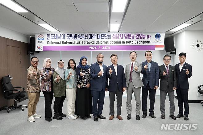 [성남=뉴시스] 성남시청에서 신상진 성남시장, 오잣 다로잣 인도네시아 국립방송통신대학 총장과 관계자분들이 기념사진을 촬영하고 있다(사진=성남시 제공) 2024. 05. 04.photo@newsis.com *재판매 및 DB 금지