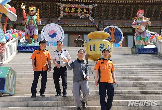 [성남=뉴시스] 대광사 화재안전컨설팅 중인 서병주 서장(사진 맨 오른쪽 첫번째)