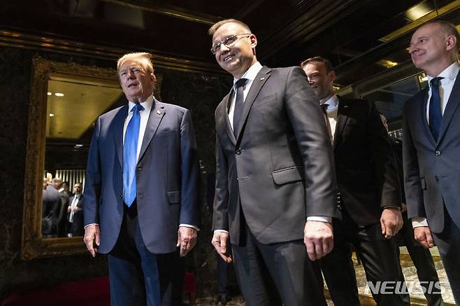 [뉴욕=AP/뉴시스] 도널드 트럼프(왼쪽) 전 미국 대통령이 지난달 17일(현지시각) 미국 뉴욕 맨해튼 트럼프타워에서 안제이 두다(가운데) 폴란드 대통령을 만나고 있다. 2024.05.04.