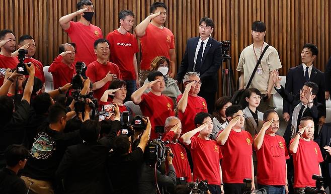 지난 2일 서울 여의도 국회에서 열린 본회의에서 '해병대 채상병 사망사건 수사외압 의혹 특별검사법'이 통과되자 방청석에 있던 해병대 예비역 연대 회원들이 거수경례하고 있다. 연합뉴스