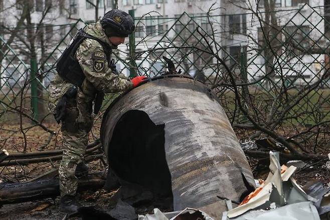우크라이나군 폭발물제거요원이 지난 1월 2일(현지시간) 우크라이나 하르키우 일대에 낙하한 북한 미사일 잔해에서 위험물질 여부 등을 조사하고 있다. 로이터연합뉴스