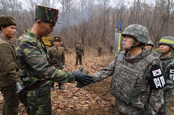 2018년 비무장지대(DMZ) 공동 유해 발굴을 위해 지뢰 제거 작업을 진행 중인 남북 군인들 ⓒ연합뉴스