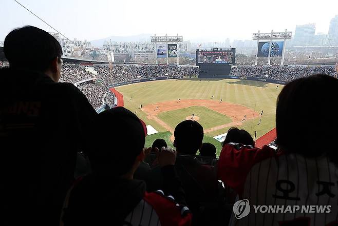 관중으로 가득 찬 잠실구장 [연합뉴스 자료사진]