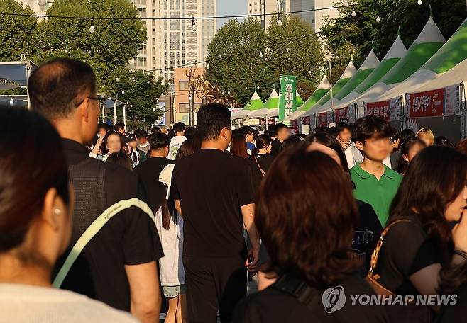 북적이는 대구 북구 떡볶이 페스티벌 (대구=연합뉴스) 황수빈 기자 = 제4회 떡볶이 페스티벌 개막 첫날인 4일 대구 북구 DGB대구은행파크 일대가 시민들로 북적이고 있다. 2024.5.4 hsb@yna.co.kr