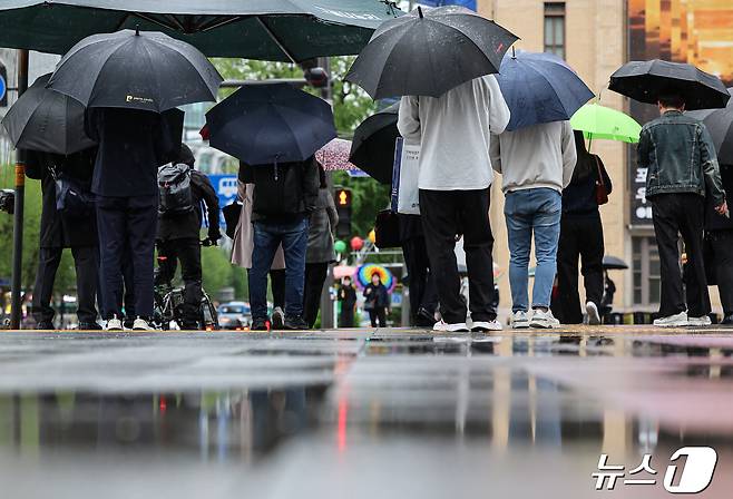 우산을 쓴 시민들이 발걸음을 옮기고 있다(사진은 기사 내용과 무관함) / 뉴스1 ⓒ News1