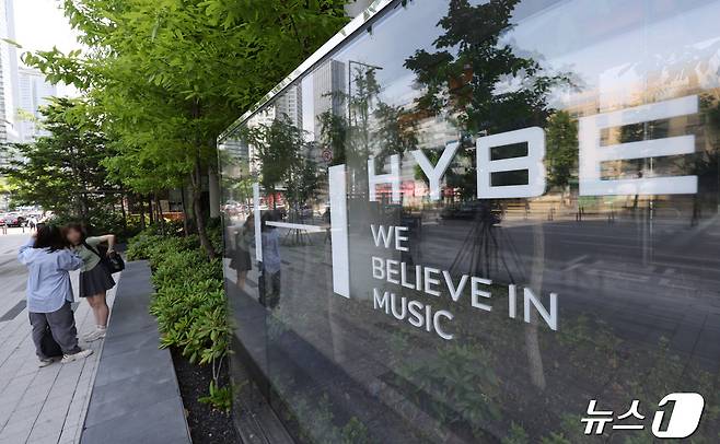 29일 오전 서울 용산구 하이브 사옥 앞으로 시민이 지나가고 있다. 2024.4.29/뉴스1 ⓒ News1 김민지 기자