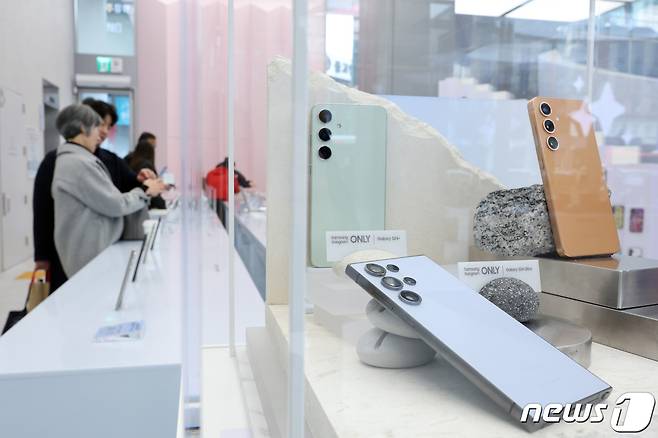 28일 서울 강남구 삼성 강남 스토어에서 고객들이 삼성전자의 최신 플래그십 스마트폰 갤럭시S24 시리즈를 살펴보고 있다. 2024.2.28/뉴스1 ⓒ News1 신웅수 기자