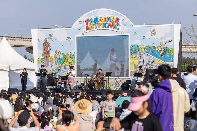인천 영종도 파라다이스시티에서 열린 ‘제14회 아이소리축제’에서 가수 이무진이 축하 공연을 펼치고 있다. (파라다이스시티 제공)