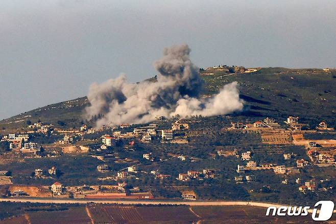 18일(현지시간) 레바논 남부, 이스라엘과 접경한 오다이세 마을이 이스라엘군의 포격을 받아 포연에 휩싸였다. 2024.01.18 (사진은 기사 내용과 무관함) ⓒ AFP=뉴스1 ⓒ News1 권진영 기자