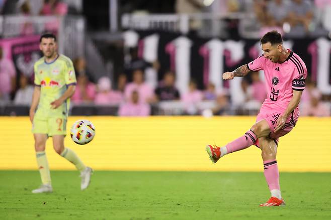 May 4, 2024; Fort Lauderdale, Florida, USA; Inter Miami CF forward Lionel Messi (10) passes during the second half against the New York Red Bulls at Chase Stadium. Mandatory Credit: Sam Navarro-USA TODAY Sports<저작권자(c) 연합뉴스, 무단 전재-재배포, AI 학습 및 활용 금지>