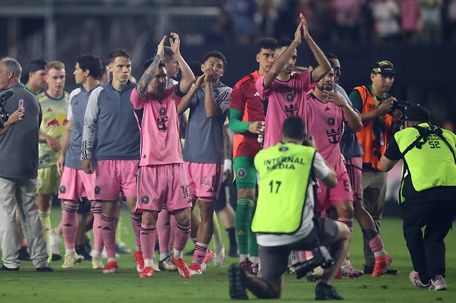 Inter Miami's Argentine forward #10 Lionel Messi and teammates clap after winning the Major League Soccer (MLS) football match against the New York Red Bulls at Chase Stadium in Fort Lauderdale, Florida, on May 4, 2024. (Photo by Chris ARJOON / AFP)<저작권자(c) 연합뉴스, 무단 전재-재배포, AI 학습 및 활용 금지>